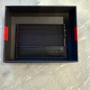 NWOT Tumi Black Card Holder Sleek Minimalist Design
